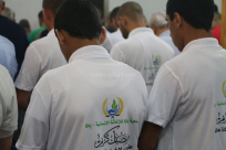  بالصور: لجنة الزكاة التابعة لجمعية يافا توزّع مئات القمصان على مصلي مسجد الجبلية